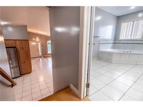 7005 Kelly Drive, Niagara Falls, ON - Indoor Photo Showing Bathroom