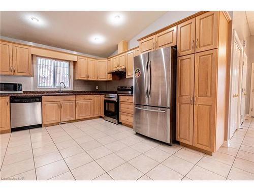 7005 Kelly Drive, Niagara Falls, ON - Indoor Photo Showing Kitchen