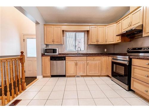 7005 Kelly Drive, Niagara Falls, ON - Indoor Photo Showing Kitchen