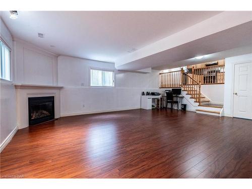 7005 Kelly Drive, Niagara Falls, ON - Indoor Photo Showing Living Room With Fireplace