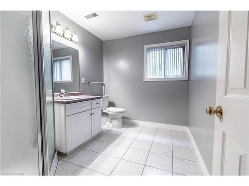 7005 Kelly Drive, Niagara Falls, ON - Indoor Photo Showing Bathroom