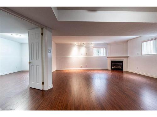 7005 Kelly Drive, Niagara Falls, ON - Indoor Photo Showing Living Room With Fireplace