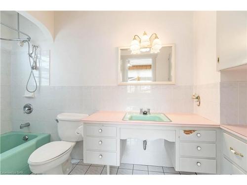 3855 Elm St Street, Ridgeway, ON - Indoor Photo Showing Bathroom