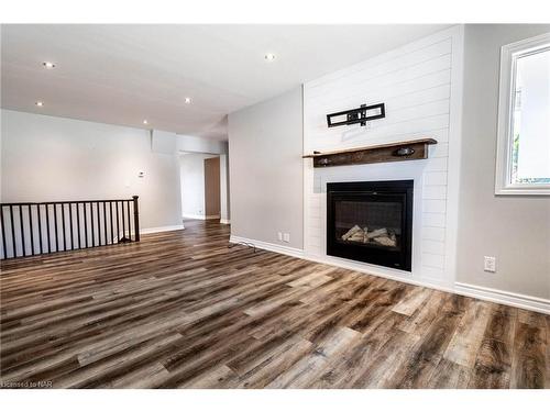 2540 Airline Street Street, Stevensville, ON - Indoor Photo Showing Living Room With Fireplace