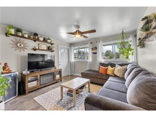 114 Marigold Street, Welland, ON - Indoor Photo Showing Living Room