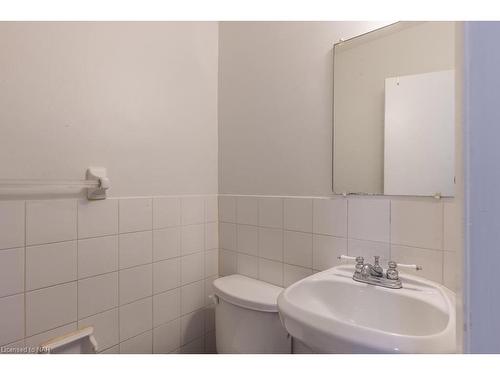 4-71 Hagey Avenue, Fort Erie, ON - Indoor Photo Showing Bathroom