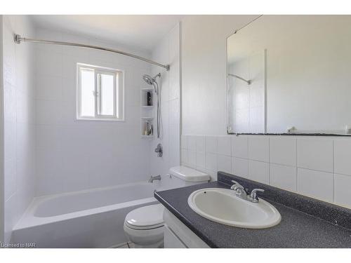 4-71 Hagey Avenue, Fort Erie, ON - Indoor Photo Showing Bathroom