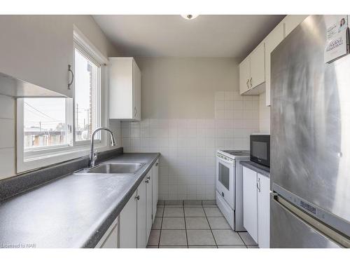 4-71 Hagey Avenue, Fort Erie, ON - Indoor Photo Showing Kitchen