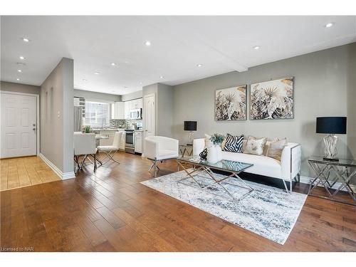 29-8136 Coventry Road, Niagara Falls, ON - Indoor Photo Showing Living Room