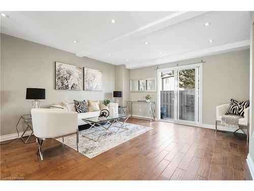 29-8136 Coventry Road, Niagara Falls, ON - Indoor Photo Showing Living Room