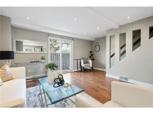 29-8136 Coventry Road, Niagara Falls, ON - Indoor Photo Showing Living Room