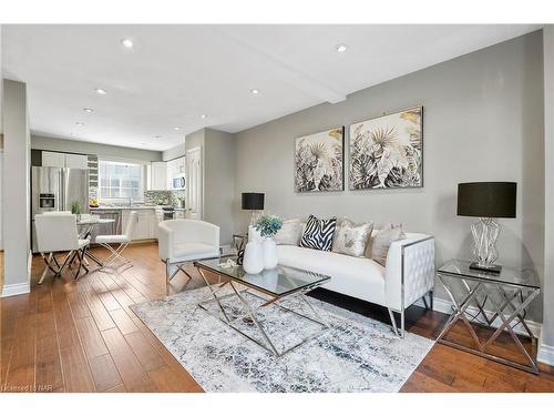 29-8136 Coventry Road, Niagara Falls, ON - Indoor Photo Showing Living Room