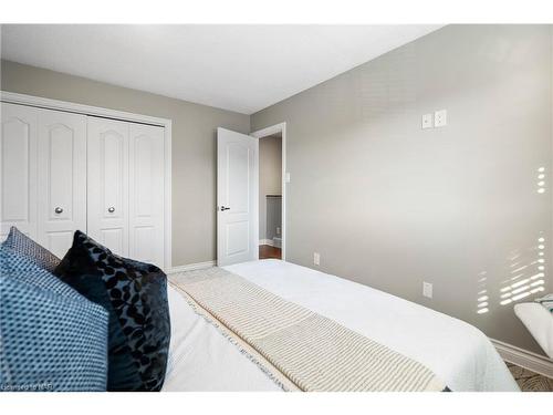 29-8136 Coventry Road, Niagara Falls, ON - Indoor Photo Showing Bedroom