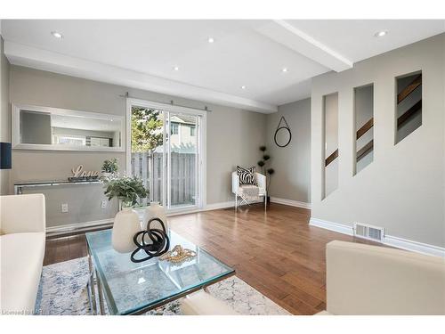 29-8136 Coventry Road, Niagara Falls, ON - Indoor Photo Showing Living Room