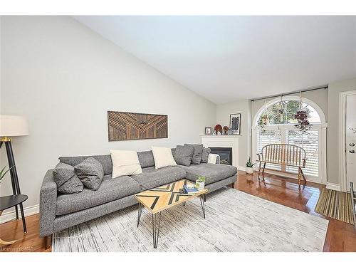 10 Bloomfield Avenue, St. Catharines, ON - Indoor Photo Showing Living Room