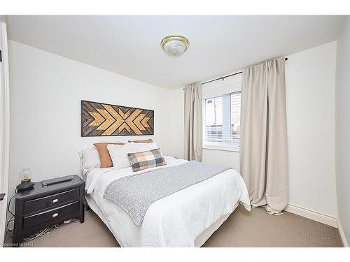 10 Bloomfield Avenue, St. Catharines, ON - Indoor Photo Showing Bedroom