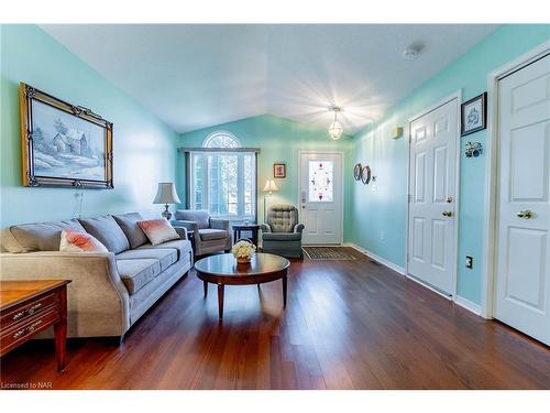 7724 Cortina Crescent, Niagara Falls, ON - Indoor Photo Showing Living Room