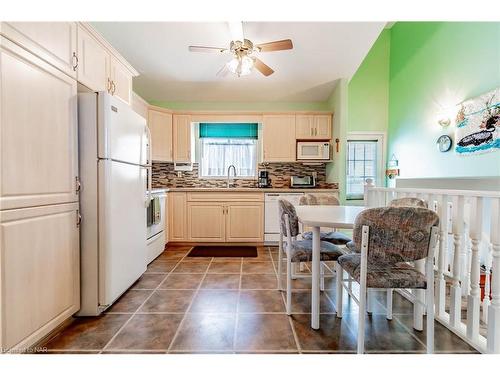 7724 Cortina Crescent, Niagara Falls, ON - Indoor Photo Showing Kitchen With Double Sink