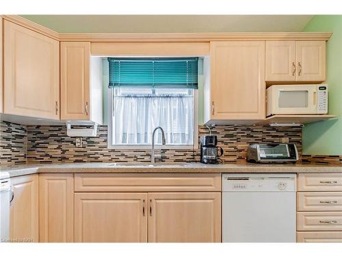 7724 Cortina Crescent, Niagara Falls, ON - Indoor Photo Showing Kitchen