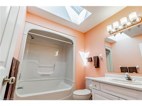 7724 Cortina Crescent, Niagara Falls, ON - Indoor Photo Showing Bathroom