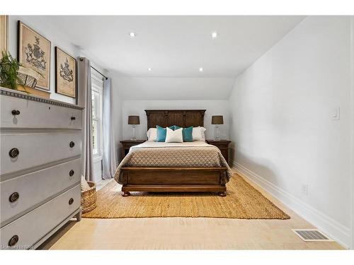 6 Simcoe Street, St. Catharines, ON - Indoor Photo Showing Bedroom