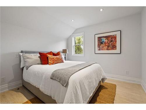 6 Simcoe Street, St. Catharines, ON - Indoor Photo Showing Bedroom