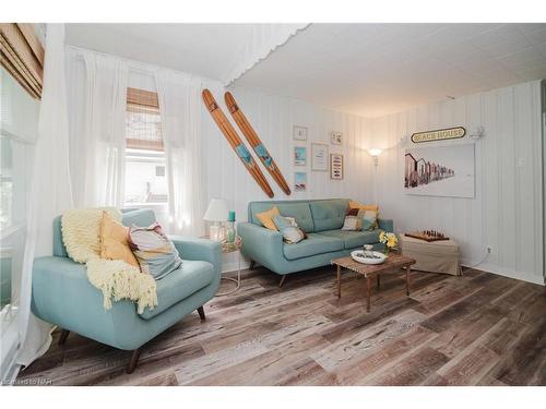 11154 Churchill Av Avenue, Port Colborne, ON - Indoor Photo Showing Living Room