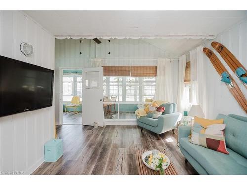 11154 Churchill Av Avenue, Port Colborne, ON - Indoor Photo Showing Living Room