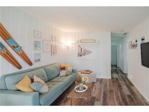 11154 Churchill Av Avenue, Port Colborne, ON - Indoor Photo Showing Living Room