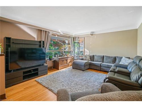 5 Glencairn Drive, St. Catharines, ON - Indoor Photo Showing Living Room