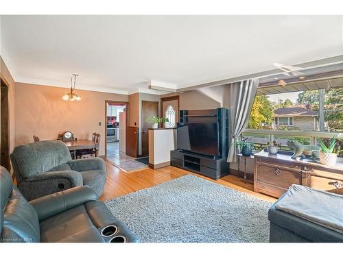 5 Glencairn Drive, St. Catharines, ON - Indoor Photo Showing Living Room