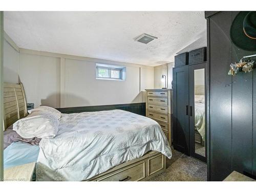 5 Glencairn Drive, St. Catharines, ON - Indoor Photo Showing Bedroom