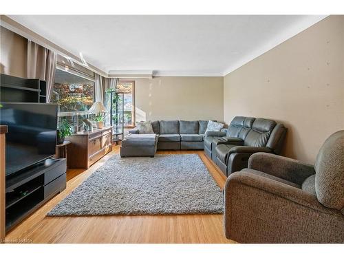 5 Glencairn Drive, St. Catharines, ON - Indoor Photo Showing Living Room