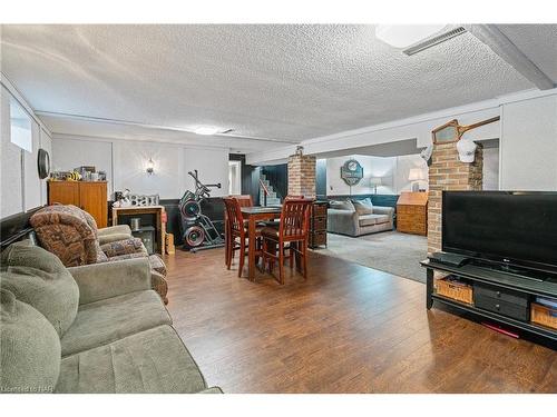 5 Glencairn Drive, St. Catharines, ON - Indoor Photo Showing Living Room