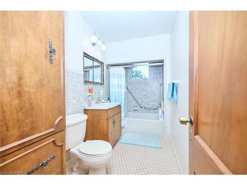 205 Murray Street, Fort Erie, ON - Indoor Photo Showing Bathroom