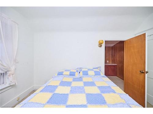 205 Murray Street, Fort Erie, ON - Indoor Photo Showing Bedroom