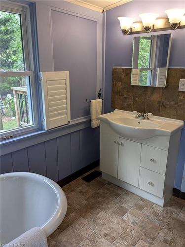 3104 Evadere Avenue, Fort Erie, ON - Indoor Photo Showing Bathroom