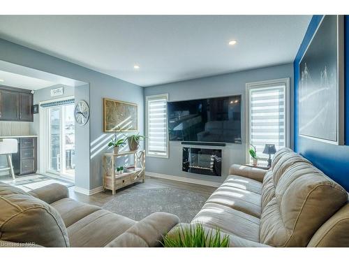 6622 Mary Drive, Niagara Falls, ON - Indoor Photo Showing Living Room