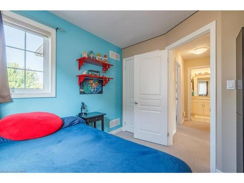 6622 Mary Drive, Niagara Falls, ON - Indoor Photo Showing Bedroom