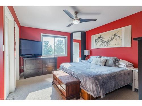 6622 Mary Drive, Niagara Falls, ON - Indoor Photo Showing Bedroom