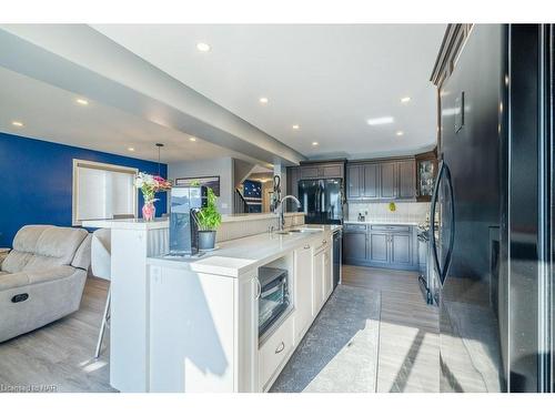 6622 Mary Drive, Niagara Falls, ON - Indoor Photo Showing Kitchen