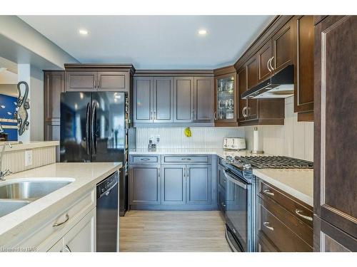 6622 Mary Drive, Niagara Falls, ON - Indoor Photo Showing Kitchen With Double Sink