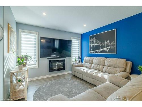 6622 Mary Drive, Niagara Falls, ON - Indoor Photo Showing Living Room