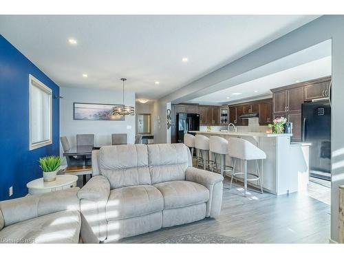 6622 Mary Drive, Niagara Falls, ON - Indoor Photo Showing Living Room