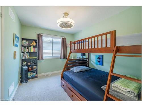 6622 Mary Drive, Niagara Falls, ON - Indoor Photo Showing Bedroom