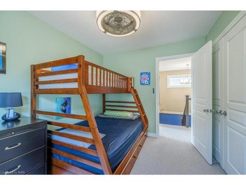 6622 Mary Drive, Niagara Falls, ON - Indoor Photo Showing Bedroom