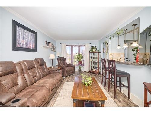 104 Carriage Road, St. Catharines, ON - Indoor Photo Showing Living Room