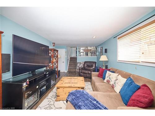 104 Carriage Road, St. Catharines, ON - Indoor Photo Showing Living Room