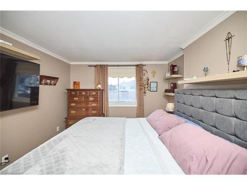 104 Carriage Road, St. Catharines, ON - Indoor Photo Showing Bedroom