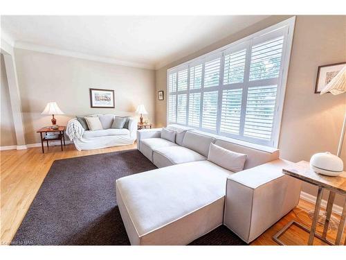 4 Joanna Drive, St. Catharines, ON - Indoor Photo Showing Living Room